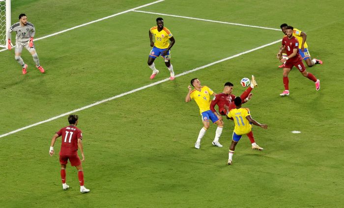  Về phần Ronaldo, dù thi đấu trọn 90 phút, anh lại có màn trình diễn mờ nhạt. CR7 chỉ chạm bóng 35 lần, tung một cú sút trúng đích và hai lần việt vị. Với chỉ số bàn thắng kỳ vọng (xG) khiêm tốn 0,17, siêu sao 41 tuổi hoàn toàn bất lực trong việc ghi bàn, khiến Bồ Đào Nha đành ngậm ngùi chấp nhận vị trí nhì bảng K. 