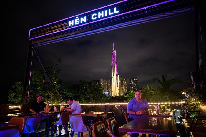  Rooftop bar tổ chức các buổi trình chiếu World Cup, phục vụ nhu cầu của khách Tây - nhóm người tiêu dùng mục tiêu của quán. 