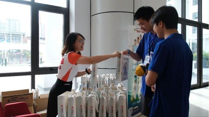 Nhà tài trợ của giải đấu trao tặng những phần quà ý nghĩa tới các thí sinh