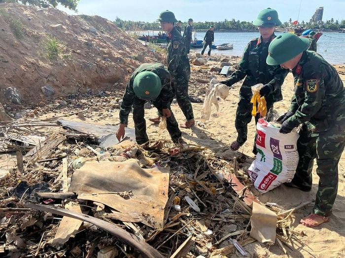 Các chiến sĩ Bộ đội Biên phòng tham gia làm sạch biển
