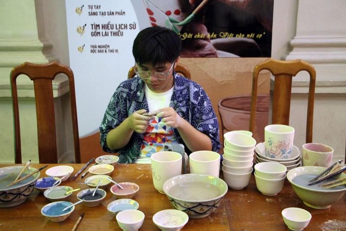 Du khách trải nghiệm làm gốm và trang trí gốm trong chương trình
