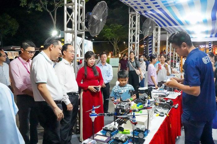 Đại biểu tham quan các gian hàng tại không gian Hội sách