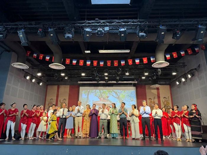 Các đại biểu và các nghệ sĩ tham gia chương trình chụp ảnh lưu niệm, khép lại chuỗi hoạt động ý nghĩa do Khu Di tích Phủ Chủ tịch thực hiện