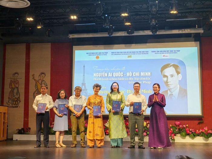 Bà Lê Thị Phượng, Giám đốc Khu Di tích Chủ tịch Hồ Chí Minh tại Phủ Chủ tịch trao tặng cuốn sách "Nguyễn Ái Quốc - Hồ Chí Minh với nước Pháp" cho các đại biểu