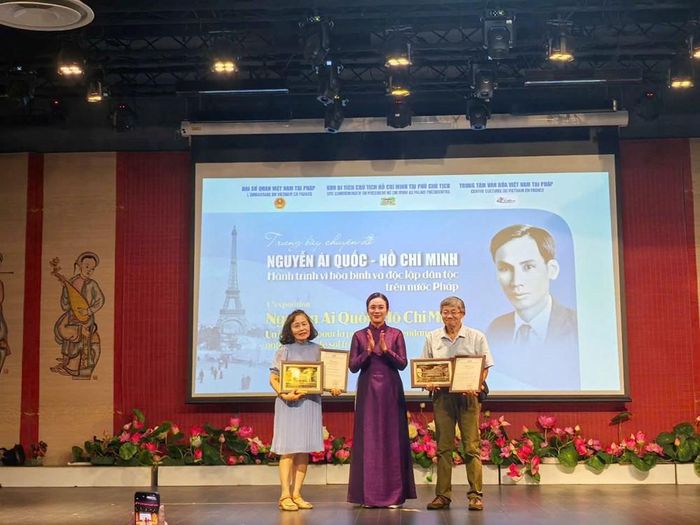 Bà Lê Thị Phượng, Giám đốc Khu Di tích Chủ tịch Hồ Chí Minh tại Phủ Chủ tịch trao tặng Thư cảm ơn và quà tặng cho gia đình các nhân chứng