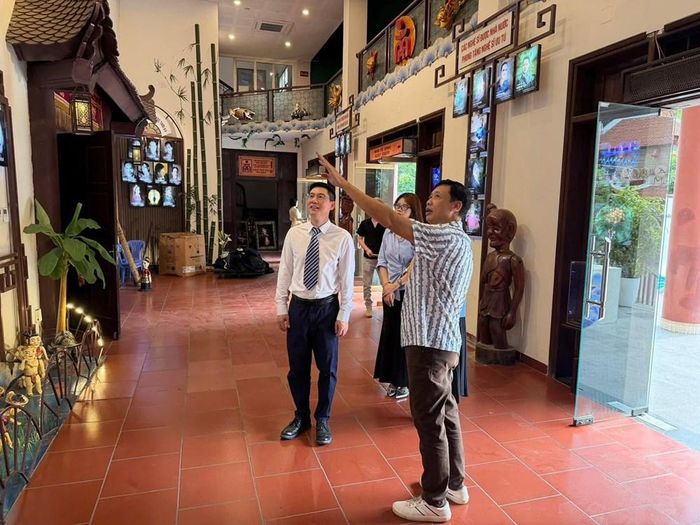 Giám đốc Nhà hát Múa rối Việt Nam, NSND Nguyễn Tiến Dũng dẫn đoàn đi tham quan nhà hát