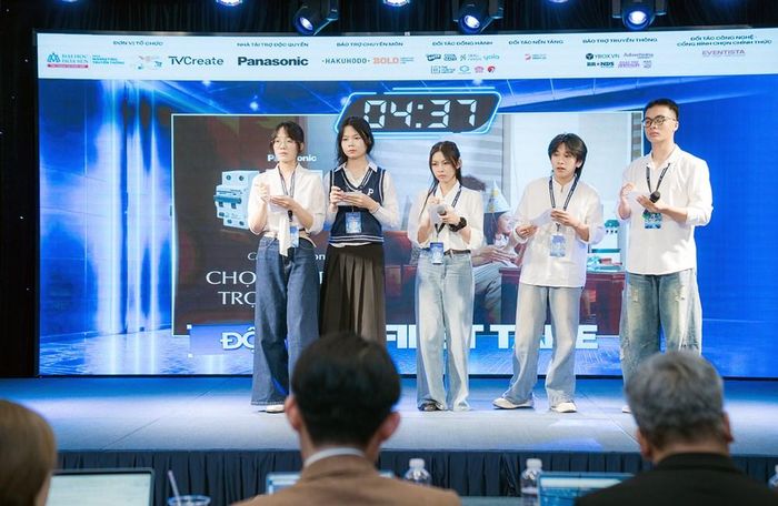 Thí sinh trình bày kế hoạch Marketing tích hợp và ý tưởng thực hiện TVC cho Hội đồng giám khảo tại đêm Chung kết