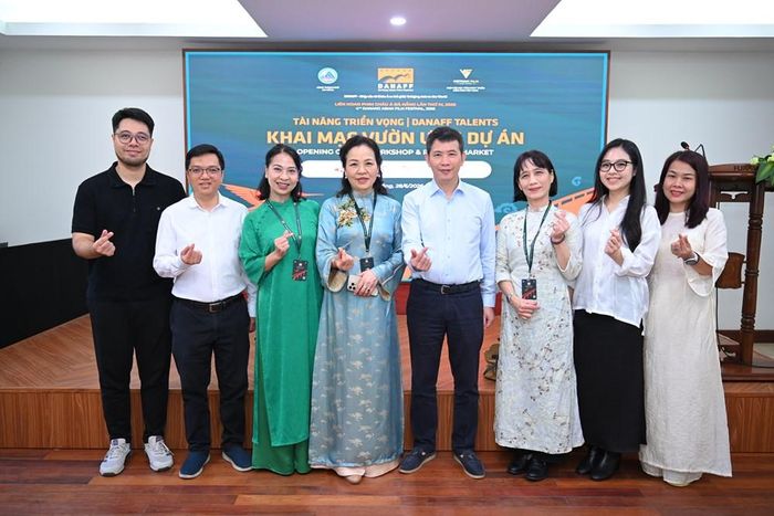 Các đại biểu chụp ảnh lưu niệm tại sự kiện