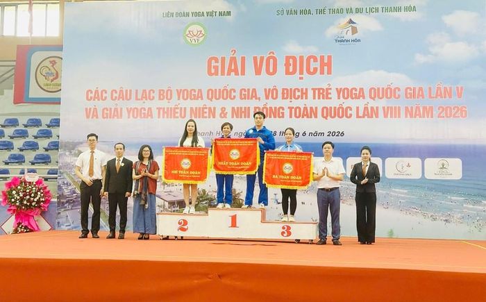 Ban tổ chức trao cờ toàn đoàn cho các đơn vị đoạt giải