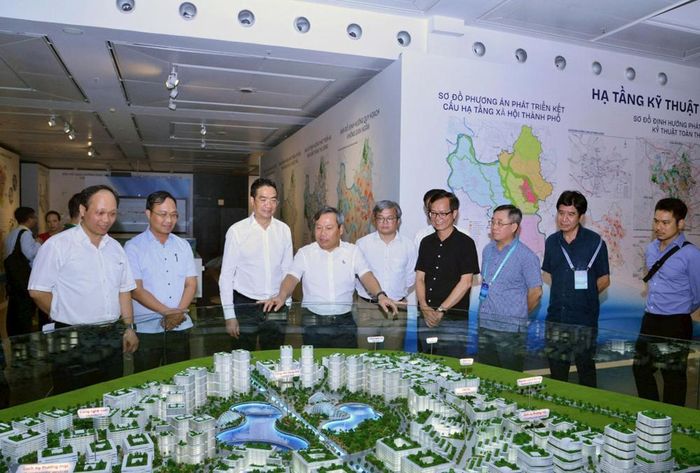 Đoàn công tác kiểm tra khu trưng bày tại Bảo tàng Hà Nội