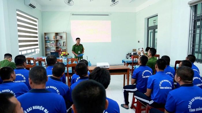 Cán bộ Cơ sở cai nghiện ma túy tỉnh Quảng Ngãi thường xuyên tuyên truyền, phổ biến pháp luật cho học viên