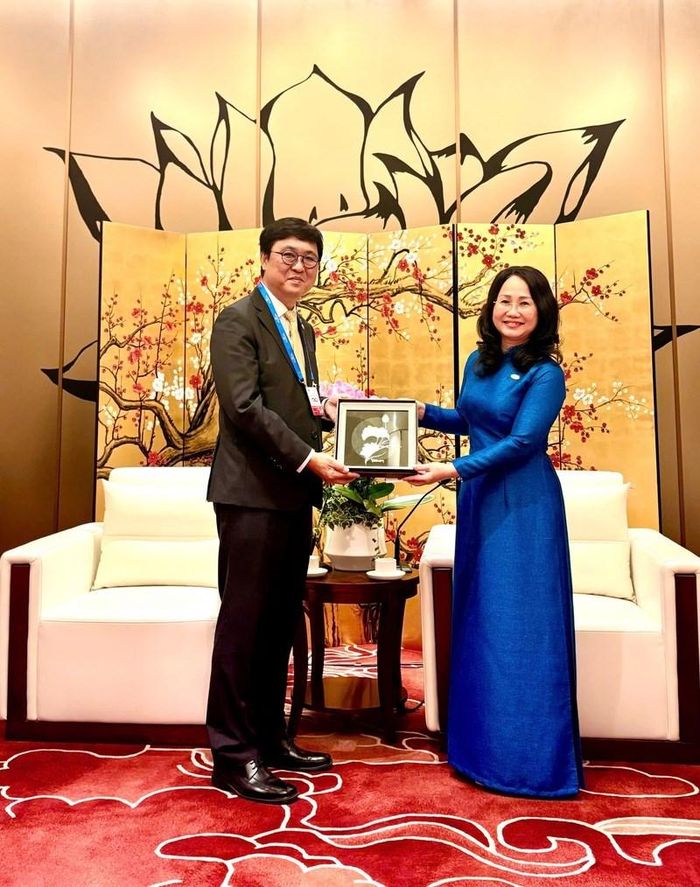 Hai Bộ trưởng tặng quà lưu niệm