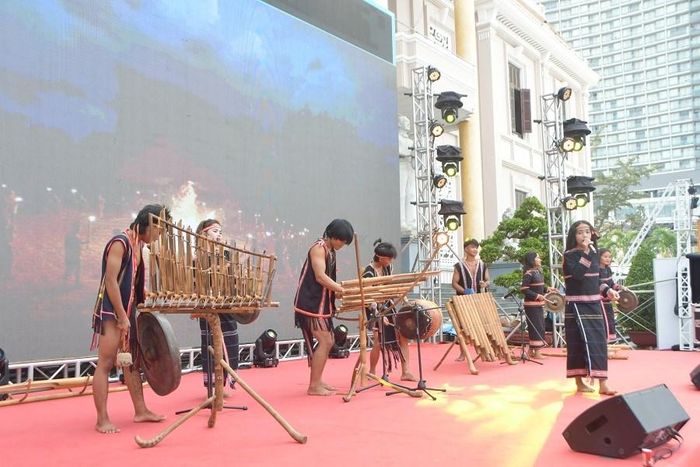 Tiết mục như “Cho con - Ba ngọn nến lung linh”, “Mẹ ru con”… tôn vinh gia đình, tình yêu thương của cha mẹ dành cho con cái