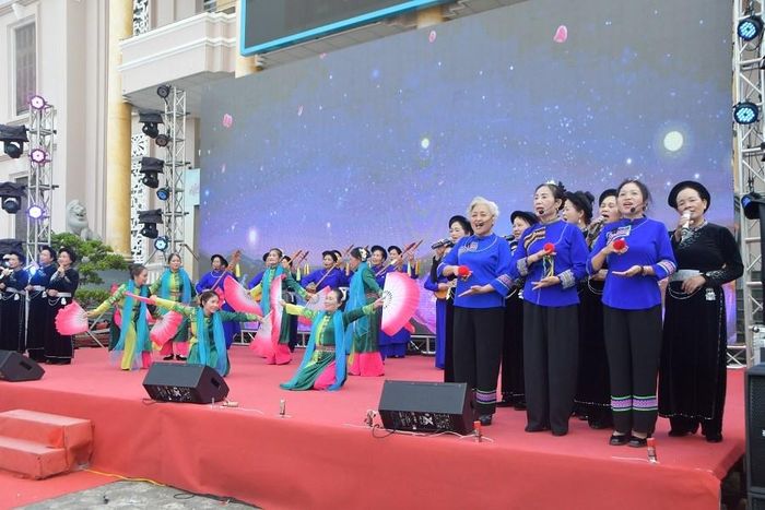 Những tiết mục đầy màu sắc đến từ Đoàn Nghệ thuật quần chúng và CLB Phụ nữ Việt kết nối muôn phương