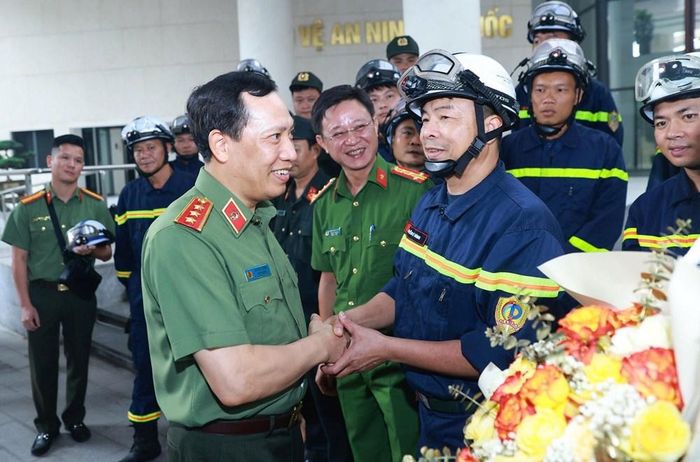 Thứ trưởng Lê Văn Tuyến động viên các cán bộ, chiến sĩ trong Đoàn công tác trước khi lên đường làm nhiệm vụ