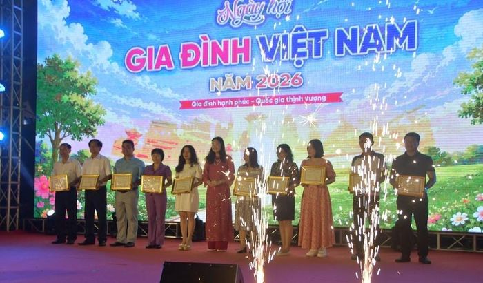 Trao Bằng khen của UBND tỉnh Khánh Hòa và Giấy khen của Ban tổ chức cho các đơn vị đã góp phần làm nên thành công của Ngày hội