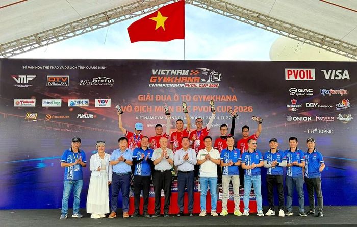 Ban tổ chức chúc mừng các vận động viên tham dự giải đua