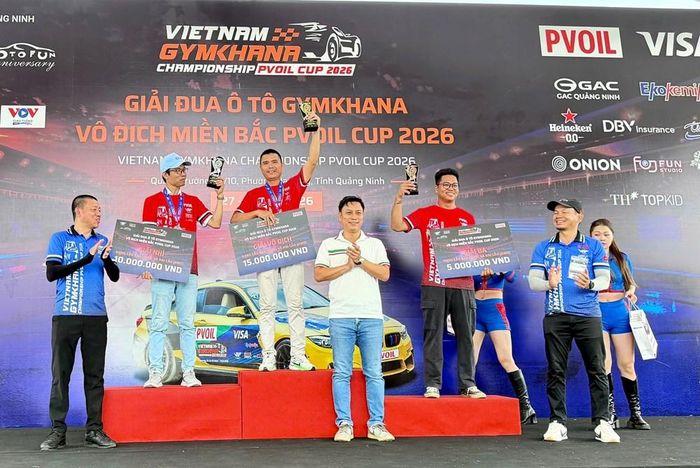 Ban tổ chức trao giải cho các vận động viên đoạt giải hạng Cầu sau và Hai cầu