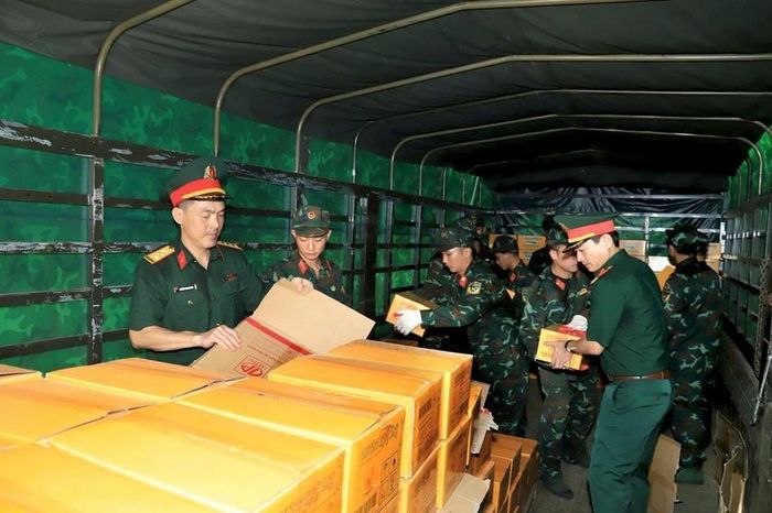 Lực lượng Hậu cần - Kỹ thuật vận chuyển hàng hóa, lương thực, thực phẩm chuẩn bị lên đường sang Venezuela