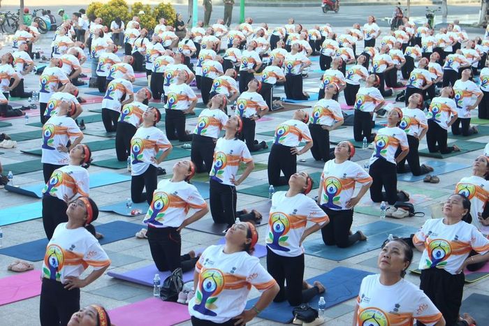 Hơn 500 người là các huấn luyện viên, học viên đến từ các trung tâm, câu lạc bộ trên địa bàn tỉnh Lâm Đồng cùng nhau tập luyện và đồng diễn Yoga. Ảnh: Hồng Hiếu- TTXVN