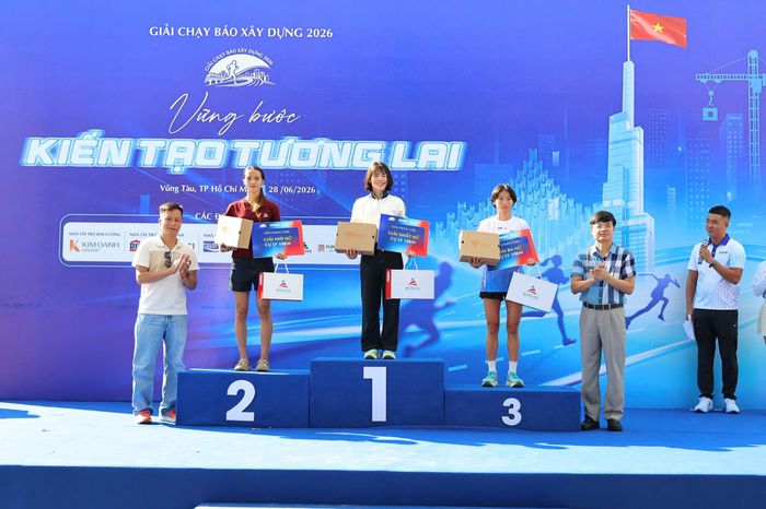 Ban Tổ chức trao giải Nhất, Nhì, Ba cho các vận động viên xuất sắc ở các cự ly thi 10km nam, nữ