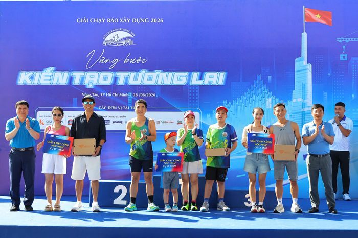 Ban Tổ chức trao giải "Chạy cùng nóc nhà" cho các vận động viên