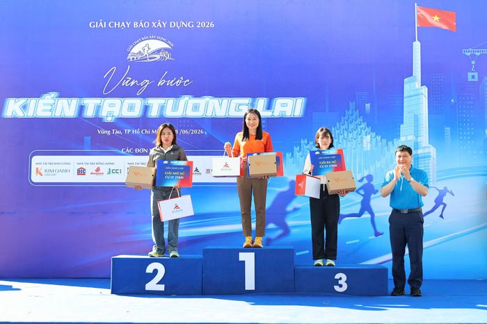 Ban Tổ chức trao giải Nhất, Nhì, Ba cho các vận động viên xuất sắc ở các cự ly thi 21km nam, nữ