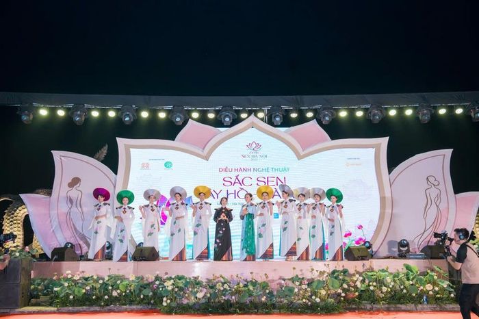 BST "Liên hoa di sản" nổi bật trên sân khấu. Ảnh: NVCC