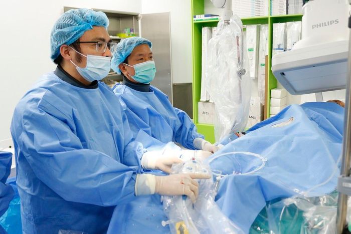 5 ca can thiệp tim mạch phức tạp được thực hiện liên tiếp trong một buổi chiều tại Bệnh viện Bạch Mai cơ sở Ninh Bình. Ảnh: TTXVN phát