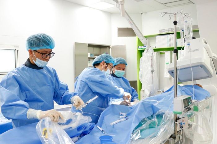 5 ca can thiệp tim mạch phức tạp được thực hiện liên tiếp trong một buổi chiều tại Bệnh viện Bạch Mai cơ sở Ninh Bình. Ảnh: TTXVN phát