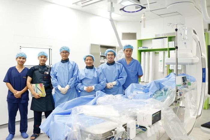 5 ca can thiệp tim mạch phức tạp được thực hiện liên tiếp trong một buổi chiều tại Bệnh viện Bạch Mai cơ sở Ninh Bình. Ảnh: TTXVN phát
