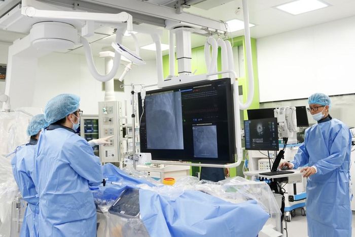 5 ca can thiệp tim mạch phức tạp được thực hiện liên tiếp trong một buổi chiều tại Bệnh viện Bạch Mai cơ sở Ninh Bình. Ảnh: TTXVN phát