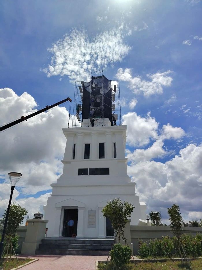  Liên quan đến việc xây dựng tượng “Nữ thần Khai phóng” tại khu đô thị E.City Tân Đức, UBND xã Đức Hòa (tỉnh Tây Ninh) vừa có báo cáo chính thức gửi UBND tỉnh về những sai phạm được ghi nhận trong hoạt động đầu tư xây dựng của Công ty Cổ phần Đầu tư và Công nghiệp Tân Tạo. Theo đó, công trình này hiện đã bị yêu cầu ngừng thi công và thực hiện các biện pháp che chắn để chờ xử lý theo quy định của pháp luật. Ảnh: TTXVN 
