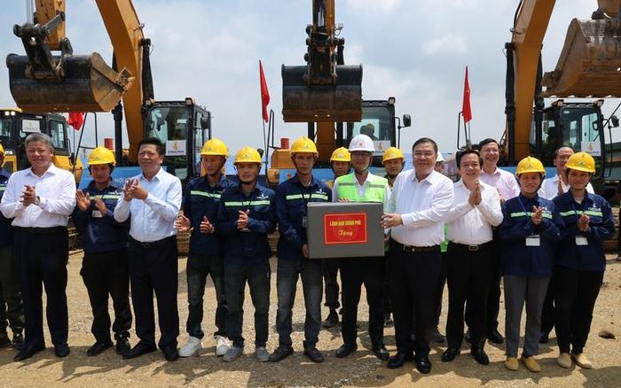 Phó Thủ tướng Thường trực Phạm Gia Túc tặng quà công nhân tại công trường xây dựng Dự án nhà ở xã hội phường Phố Hiến - Ảnh: VGP/Phương Nguyên