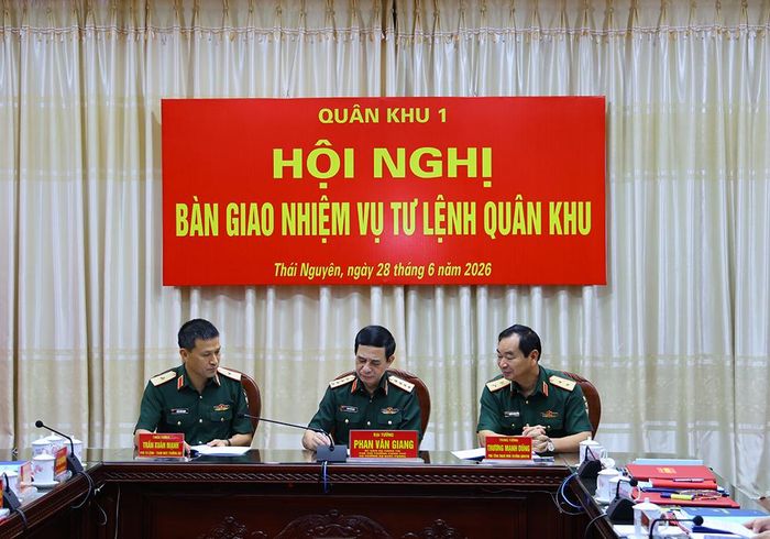 Đại tướng Phan Văn Giang ký chứng nhận Biên bản Bàn giao nhiệm vụ Tư lệnh Quân khu 1 giữa Trung tướng Trương Mạnh Dũng và Thiếu tướng Trần Xuân Mạnh.