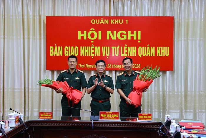 Đại tướng Phan Văn Giang tặng hoa chúc mừng Trung tướng Trương Mạnh Dũng và Thiếu tướng Trần Xuân Mạnh.