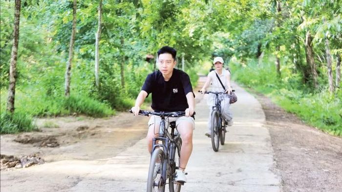 Du khách trải nghiệm đạp xe xuyên rừng tại Vườn quốc gia Cát Tiên.