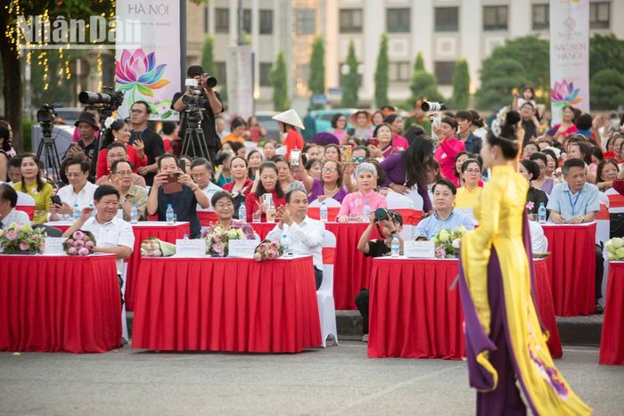 Chương trình đã ghi nhận hai kỷ lục: Màn trình diễn nghệ thuật có số lượng người tham gia tạo hình chữ “SEN 2026” đông nhất Việt Nam và số lượng người mặc áo dài mang họa tiết sen tham gia diễu hành đông nhất Việt Nam.