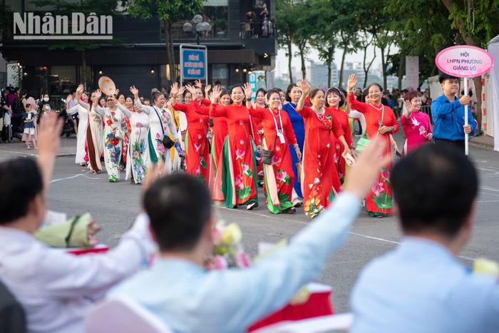  Hoạt động thể hiện khát vọng gìn giữ, phát huy các giá trị văn hóa truyền thống trong sự phát triển hiện đại của Thủ đô. 