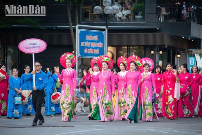 Tại buổi lễ, ông Nguyễn Việt Cường, Ủy viên Ban Thường vụ Đảng ủy, Phó Chủ tịch Ủy ban nhân dân phường Tây Hồ chia sẻ rằng mỗi tà áo dài, đóa sen và từng bước chân diễu hành không chỉ tôn vinh vẻ đẹp phụ nữ Việt, mà còn lan tỏa tình yêu quê hương cùng niềm tự hào dân tộc.