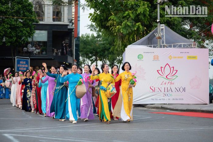 Cuộc diễu hành thu hút mọi lứa tuổi tham gia, cùng nhau tôn vinh văn hóa Thủ đô, thể hiện rõ tinh thần đoàn kết và tình yêu của người dân dành cho Hà Nội.