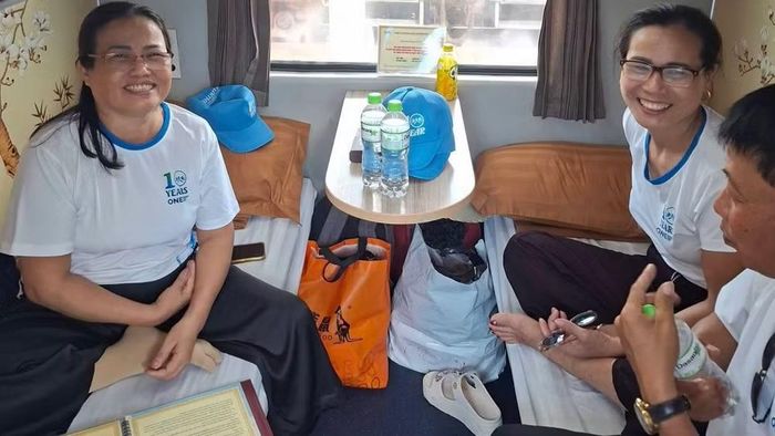 Hành khách trên chuyến tàu charter đầu tiên vui vẻ trong chuyến đi.