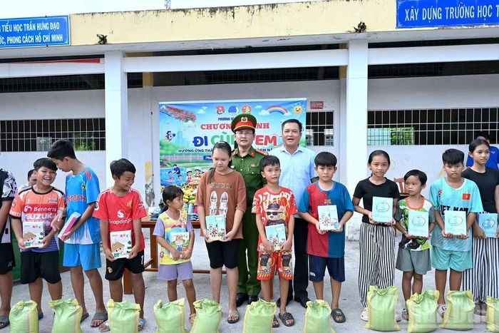 Công an phường Vĩnh Trạch (tỉnh Cà Mau) cùng chính quyền địa phương tặng quà cho các em học sinh có hoàn cảnh khó khăn trong chương trình “Đi cùng em”.