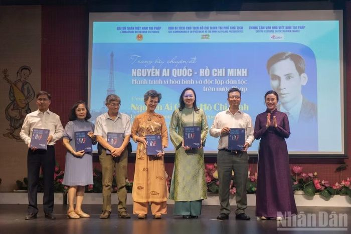 Giám đốc Khu Di tích Chủ tịch Hồ Chí Minh tại Phủ Chủ tịch, bà Lê Thị Phượng trao tặng những ấn bản đầu tiên của cuốn sách tới các đại biểu tham dự chương trình.