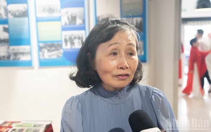 Bà Đinh Thị Xuân Hương, phu nhân cố nhiếp ảnh gia Lê Tấn Xuân xúc động chia sẻ về tâm nguyện của ông trong việc trao tặng những kỷ vật nhằm góp phần gìn giữ và lan tỏa giá trị di sản Chủ tịch Hồ Chí Minh.