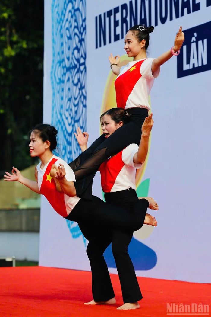 Hội viên Liên đoàn Yoga thành phố Đồng Nai biểu diễn tại sự kiện.