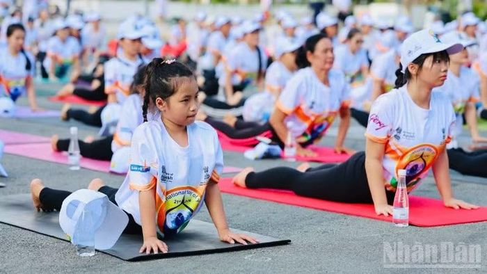 Người dân Đồng Nai tham gia sự kiện đồng diễn Yoga.