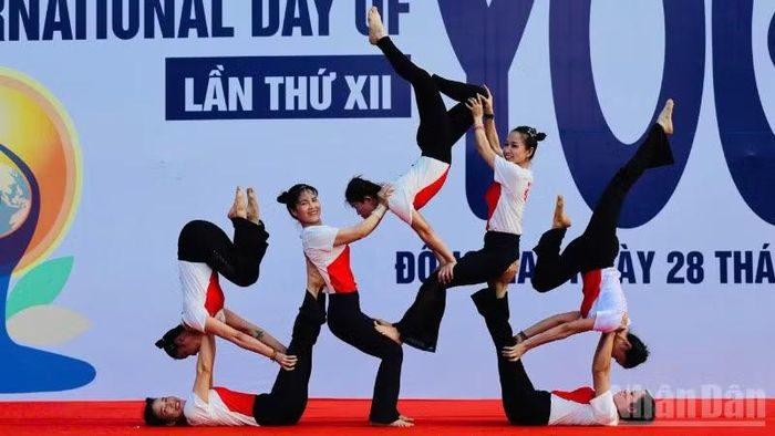 Hội viên Liên đoàn Yoga thành phố Đồng Nai biểu diễn tại sự kiện.