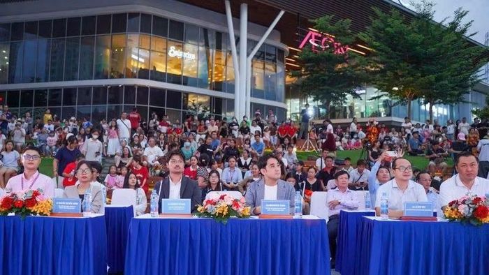 Các đại biểu và người dân chung cư tham dự Lễ phát động hưởng ứng Hội sách Thiếu nhi Thành phố Hồ Chí Minh lần VI.