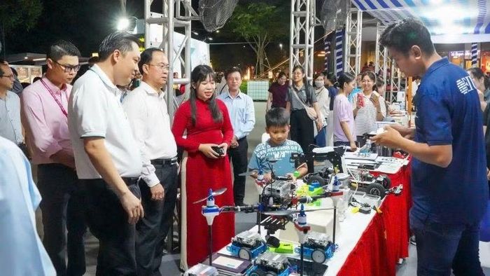 Các đại biểu và khách tham dự tham quan các hoạt động trải nghiệm tại chương trình phát động hưởng ứng hội sách.